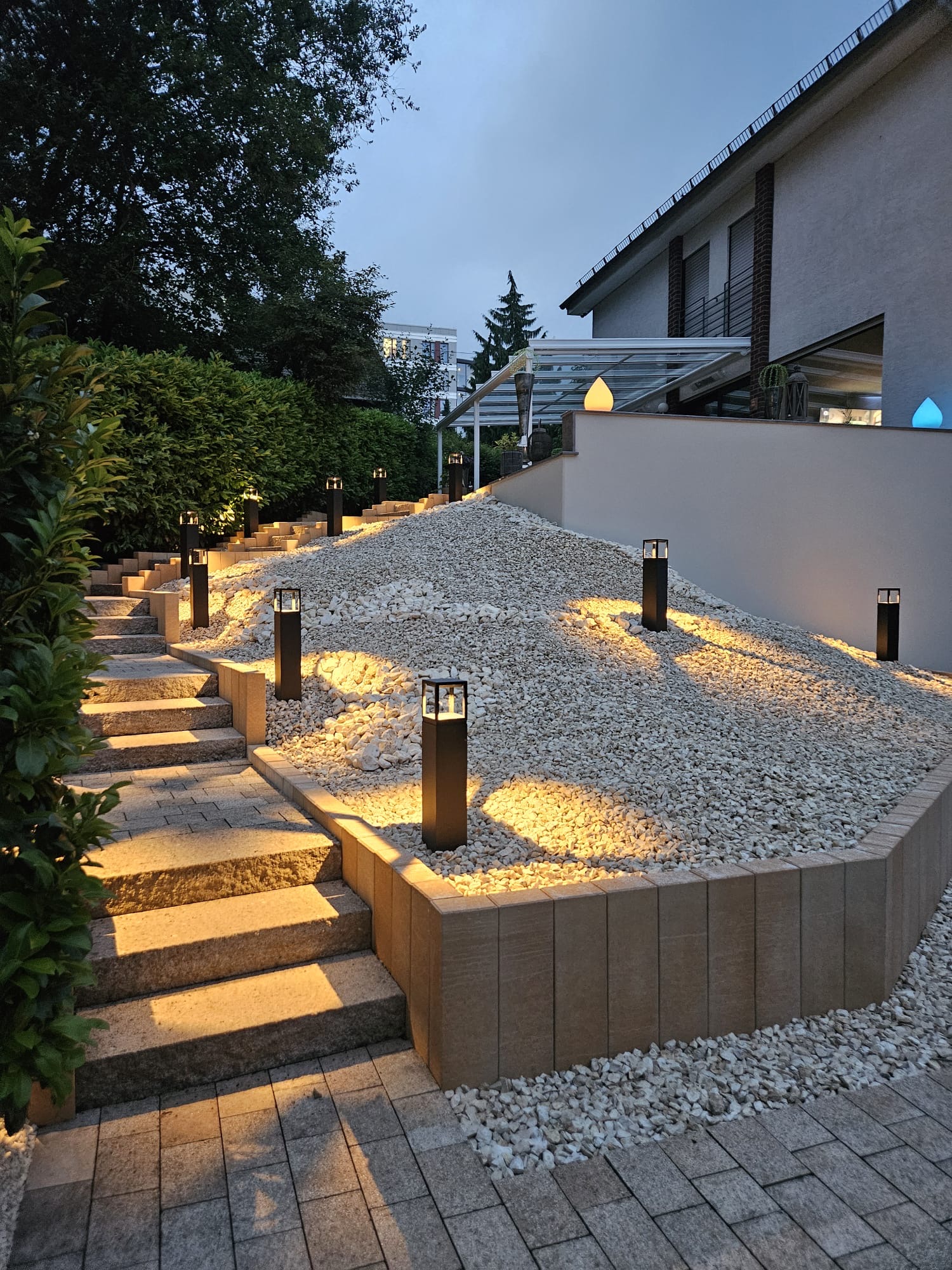 Moderne Gartengestaltung mit Lichtkonzept
